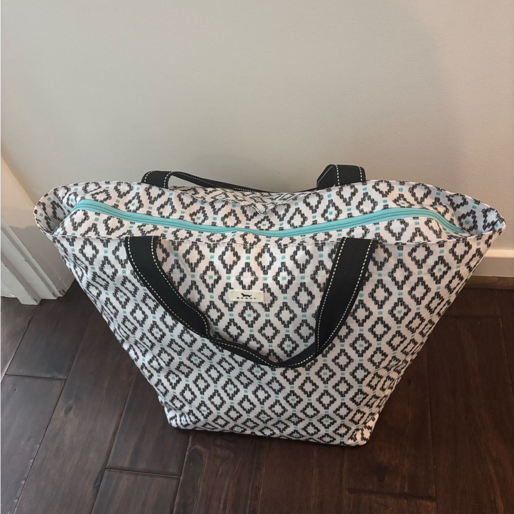 👜 Scout Tote Bag – Gray & White Geo Print, Zip Top